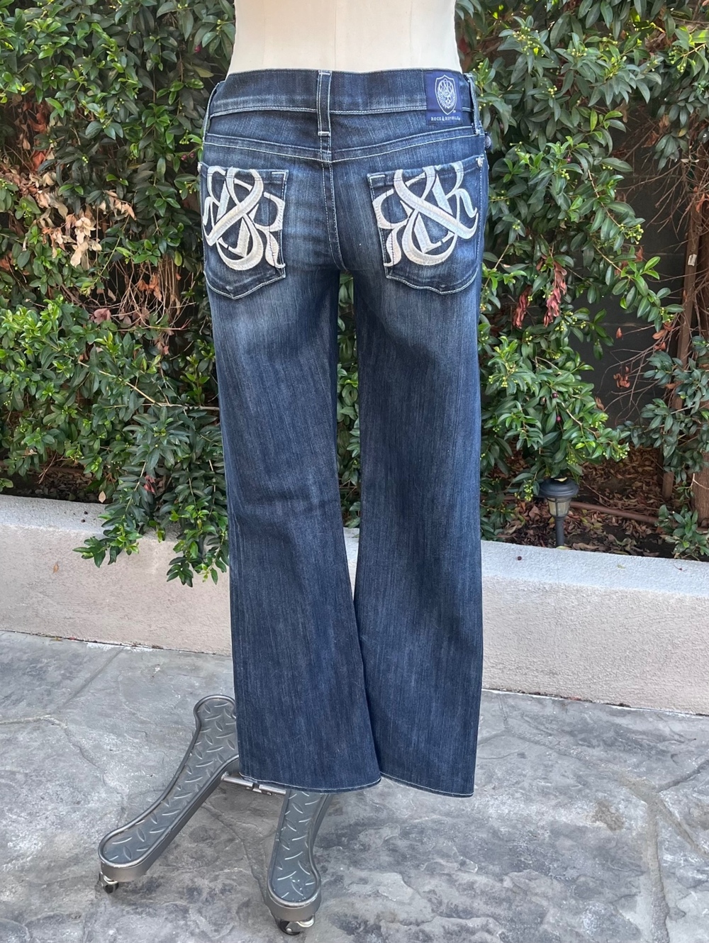 Rock & Republic Dark Wash Flare Leg Jeans with Embroidered Back Pockets Y2K 28